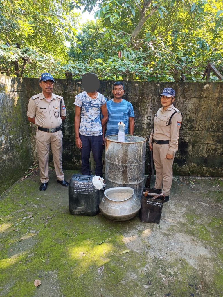 कच्ची शराब बनाते रंजीत सिंह पुत्र खजान सिंह मौके से गिरफ्तार 30 लीटर अवैध कच्ची शराब जब्त 1500 ली0 तैयार लाहन भी नष्ट किया