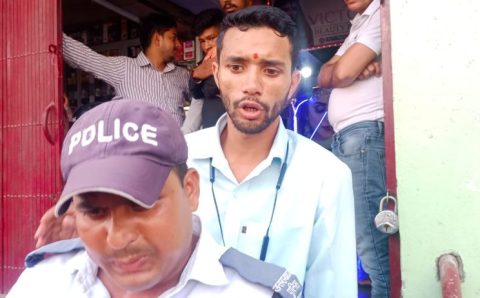 वायु गति से कार हवा हवाई कई वाहन क्षतिग्रस्त लोग हुए चोटिल पुलिस ने कार कोतवाली पहुंचाई