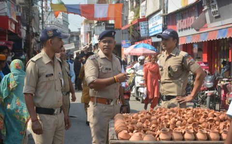 मंगल पड़ाव चौकी इंचार्ज नेगी उतरे सड़को पर बाजार से वाहनों ठेलों वालो को दिखाया बाहर का रास्ता…देखे VIDEO