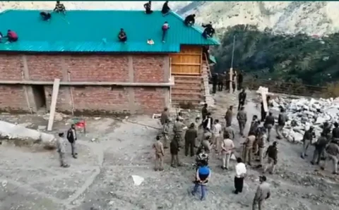आखिर ग्रामीणों क्यों कर रहे है हाकम का रिसोर्ट तोड़ने पहुंचे प्रशासन और पुलिस का विरोध। . जानिए क्या है मामला