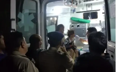 गहरी खाई में गिरी बारात की सीएम ने सभी कार्यक्रम किए स्थगित सर्च और रेस्क्यू में जुटी एसडीआरएफ 8 लोगों की मौत की सुचना मिल रही है