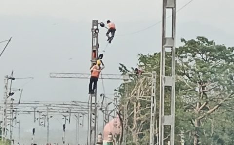 रेलवे पटरी के आसपास रहने वाले लोगो को दो सप्ताह व उसके बाहर रहने वालो को 6 सप्ताह के भीतर नोटिस देकर हटाएं ताकि रेलवे का विस्तार हो सके