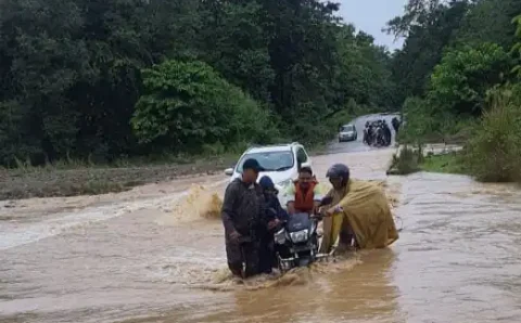 जान जोखिम में डालकर नाले को कर रहे पार बड़े हादसे का इंतज़ार…देखे VIDEO