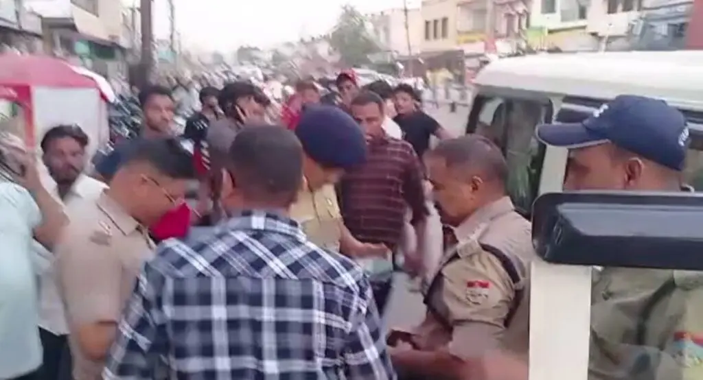 बाइक सवार बदमाशों ने पुलिसकर्मियों पर फायरिंग दो सिपाही घायल…देखे VIDEO