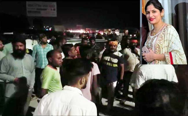 जसपुर में बवाल उत्तरप्रदेश के दो पुलिसकर्मियों को खनन माफियो ने बनाया बंधक ताबड़तोड़ चली गोलियां जवाबी फायरिंग में महिला की मौत कई पुलिस कर्मी घायल