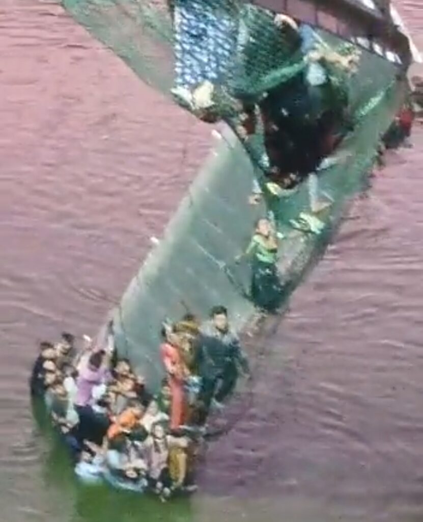 गुजरात के मोरवी ब्रिज हादसे पर केन्द्रीय रक्षा मंत्री अजय भट्ट ने कही ये बात…देखे VIDEO