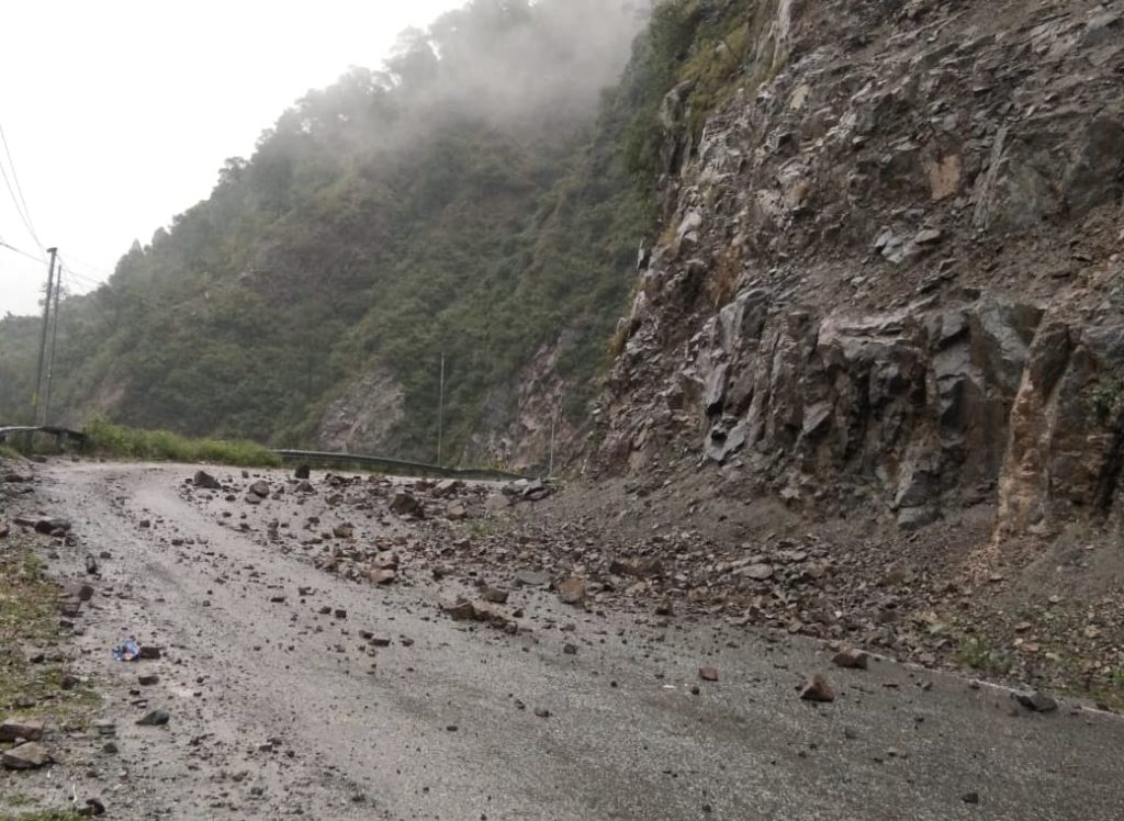 वर्तमान में लगातार बारिश यात्रा करते समय यात्री विशेष सावधानी बरते…देखे VIDEO