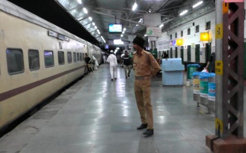 चंद पुलिस कर्मियों के कंधो पर रेलवे स्टेशनों की सुरक्षा ज़िम्मेदार ?…विस्तार से खबर के लिये देखे VIDEO
