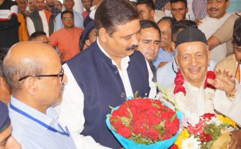 कोश्यारी का प्रथम बार आगमन पर सर्किट हाउस काठगोदाम में कुमाऊॅ के वाद्य यन्त्र सहित छोलिया दल के साथ भव्य स्वागत
