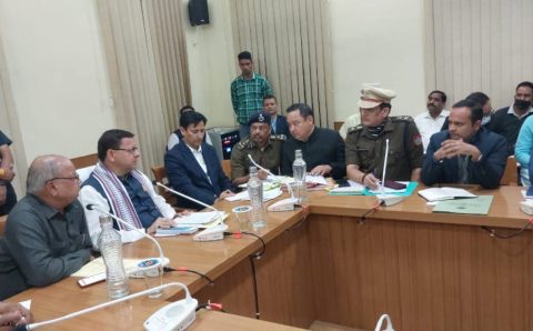 जल़्द से जल्द सङकों को किया जाए गड्ढामुक्त, किसी प्रकार की लापरवाही न हो: मुख्यमंत्री