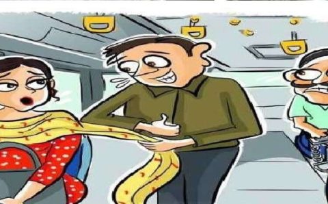 महिला यात्री से छेड़छाड़ पड़ी भारी यात्रियों ने धुनाई कर चालक की उतारी आशिक़ी की खुमारी चालक-परिचालक सस्पेन्ड व सेवा समाप्त के आदेश जारी