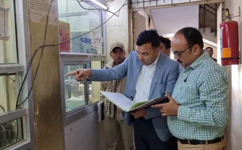 हम नहीं सुधरेंगे मनीष कुमार सिंह ने की 12 सरकारी विभागों में ताबड़तोड़ छापेमारी 26 अधिकारी कर्मचारी मिले नदारद