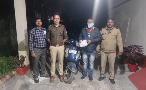 नशे के खिलाफ थाना काठगोदाम पुलिस व एसओजी की बड़ी कार्यवाही स्कूटी चालक मो0 इदरीस पुत्र रईस अहमद 01 किलो 10 ग्राम चरस के साथ पुलिस हिरासत में