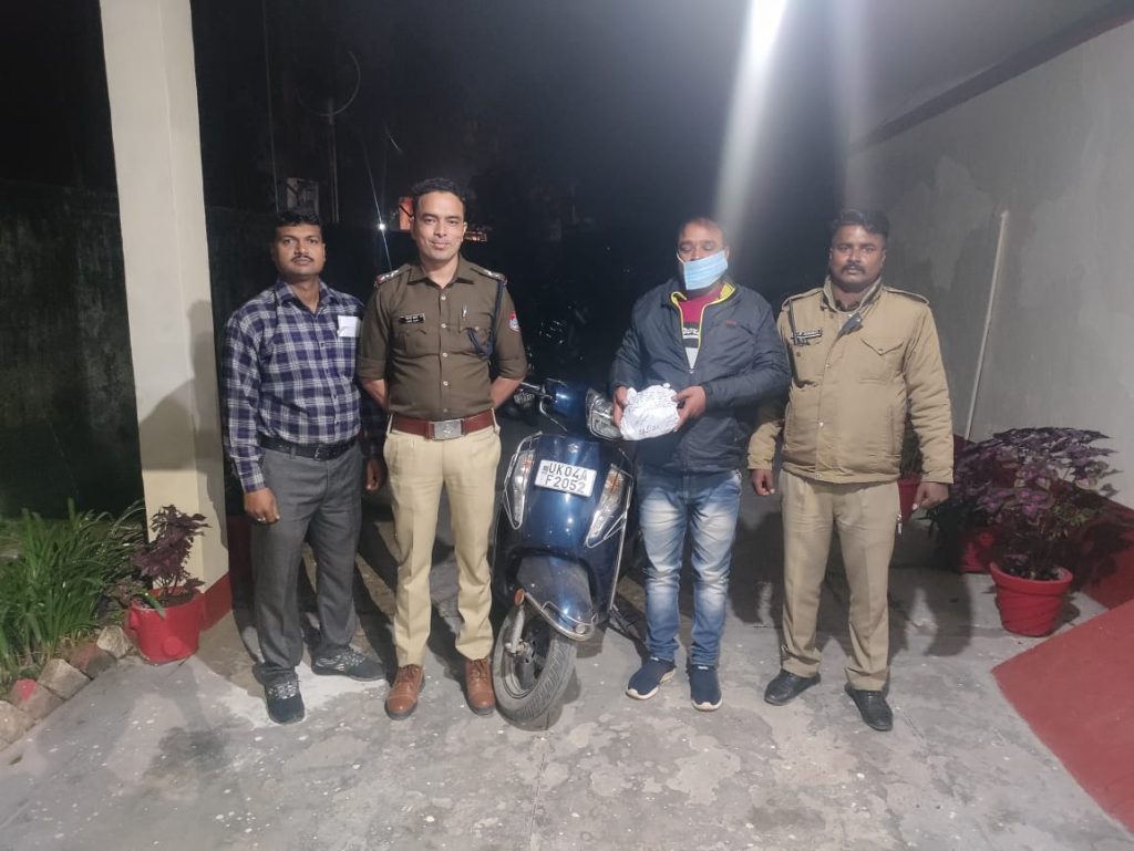 नशे के खिलाफ थाना काठगोदाम पुलिस व एसओजी की बड़ी कार्यवाही स्कूटी चालक मो0 इदरीस पुत्र रईस अहमद 01 किलो 10 ग्राम चरस के साथ पुलिस हिरासत में
