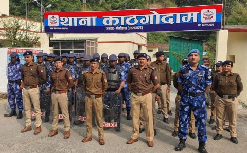 नैनीताल पुलिस ने रैपिड एक्शन फोर्स के साथ मिलकर जनपद में चलाया जन संपर्क अभियान, काठगोदाम क्षेत्र में किया फ्लैग मार्च।