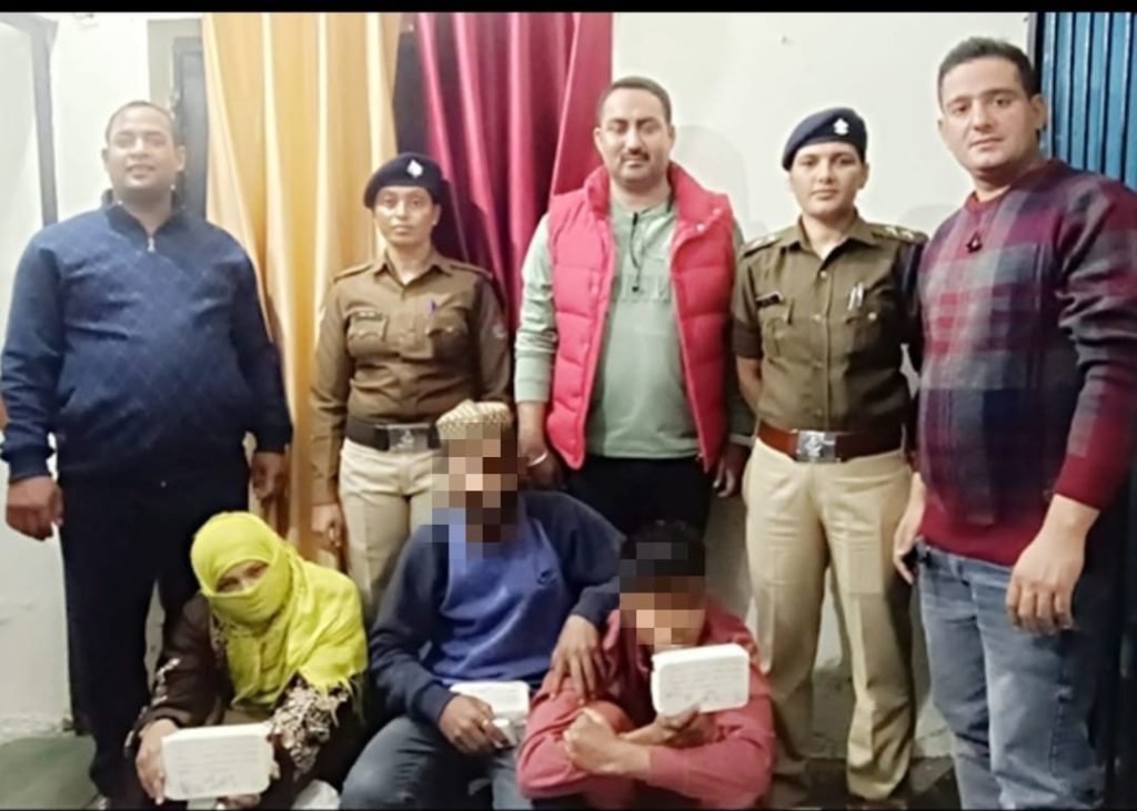 पत्नी चांदनी ने स्मैक तस्कर पति आसिम के कारोबार को लगाए चार चाँद 26.2 ग्राम अवैध स्मैक के साथ पुलिस ने पहुँचाया सलाखों के पीछे