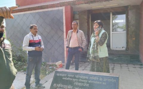 शौचालय में गंदगी पाई जाने पर शौचालय के सभी कर्मचारी को लगाई फटकार