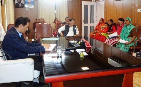 आयुक्त का किया आभार व्यक्त चम्पादेवी पत्नी भुवन चन्द्र जोशी देवीधुरा को धोखाधड़ी के बाद मिली भूमि