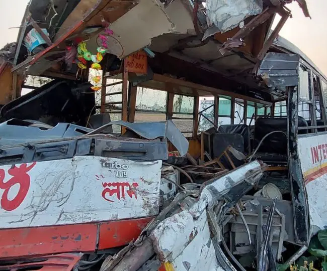 बाल दिवस मनाने किच्छा से नानकमत्ता आई स्कूली बस की ट्रक से भिड़ंत दो छात्रों की मौत