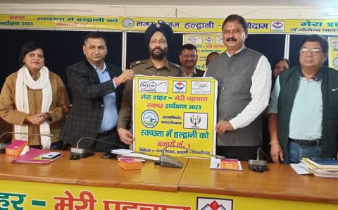 नगर निगम ने सीसीटीवी कैमरा लगवाने हेतु दिया पुलिस को सौपा 40 लाख का चैक
