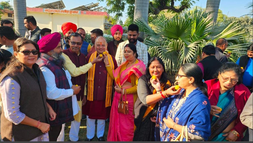 सुरेश भट्ट ने भाजपा की गुजरात में प्रचंड बहुमत से जीत का जश्न मनाते हुए किया मिष्ठान वितरण