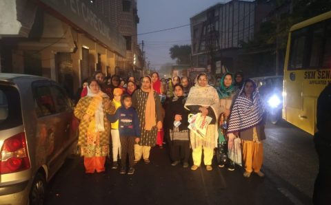 गुरुद्वारा प्रबंधन कमेटी रामपुर रोड ने पुष्पवर्षा कर प्रभातफेरी का किया भव्य स्वागत