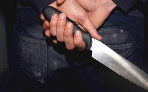 शिकार की तलाश में युवक चाकू लेकर छिपा दीवार के पीछे पुलिस ने वारदात से पहले पहुँचाया सलाखों के पीछे