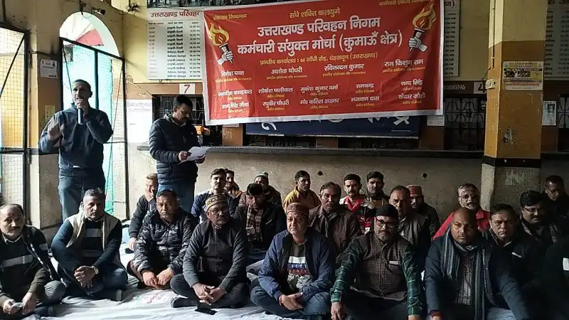 3 सूत्रीय मांग को लेकर रोडवेज कर्मचारियों ने सरकार के खिलाफ दिया धरना
