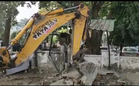 कमिश्नर द्वारा आरटीओ कार्यालय में छापामारी के बाद दलालों के अड्डे पर चला बुलडोजर -देखे VIDEO