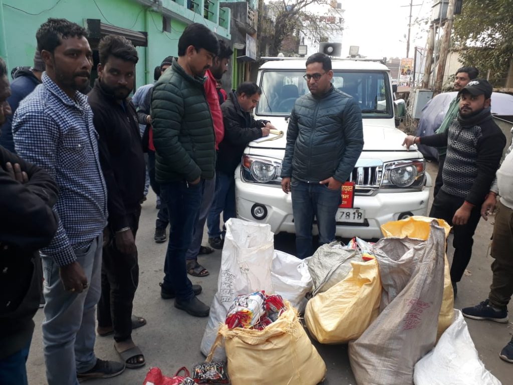 दीवान बेड अलमारी व एक अलग से कमरे मे छुपाई गई डेढ़ कुंतल सिंगल यूज पोलीथीन ज़ब्त 20000 हज़ार का चालान