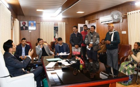 जनता दरबार में बहुतायता संख्या में भूमि सम्बन्धित आई शिकायते आयुक्त रावत ने मौके पर ही किया समाधान >> देखे VIDEO