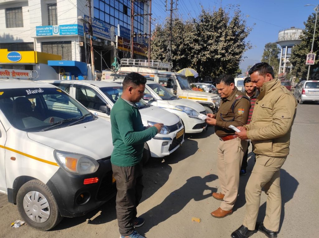 अवैध ट्रैक्सी स्टैण्ड स्थापित करने वाले के विरूद्व चलाया चैकिग अभियान।