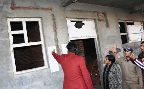 कुमॉऊ आयुक्त ने खानचन्द्र मार्केट में नजूल भूमि पर अवैध 50 से 60 कमरों की बिल्डिंग को सीज करने के उपरान्त कार्य चलने पर कडी नाराजगी व्यक्त की>>देखे VIDEO