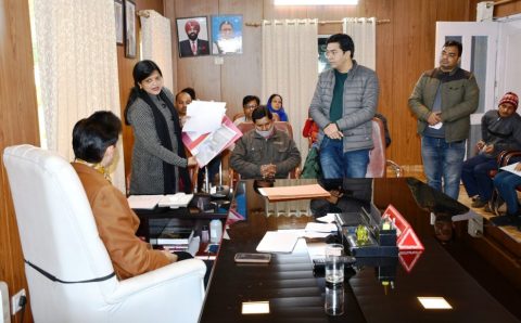 जनता दरबार में अधिकांश बहुतायता संख्या में भूमि सम्बन्धित शिकायत आई जिसका आयुक्त रावत ने मौके पर किया समाधान