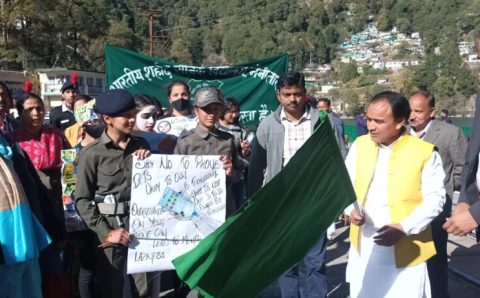 नशे के खिलाफ अभियान स्कूली बच्चों की एक रैली को प्रदेश के स्वास्थ्य और शिक्षा डा.मंत्री धन सिंह रावत ने हरी झंडी दिखाकर रवाना किया