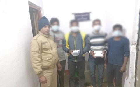 जुए का फड़ लगाकर मंडी क्षेत्र में सार्वजनिक रूप से रुपयों की बाजी लगा जुआ खेलते 4750 रु0 नकदी के साथ चार व्यक्ति गिरफ्तार