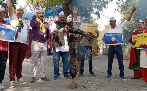 आमआदमी पार्टी ने मनीष सिसोदिया की गिरफ्तारी को लेकर केंद्र सरकार के खिलाफ नारेबाजी कर पुतलादहन किया>>देखे VIDEO