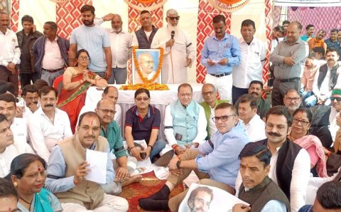 राहुल गांधी की सदस्यता रद्द मामले में सत्याग्रह पर बैठे कांग्रेसी केंद्र सरकार के खिलाफ कार्यकर्ताओ के आक्रामक अभिभाषण >देखे VIDEO