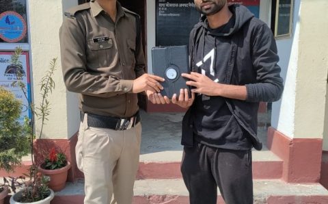 बिहार से भीमताल घूमने आए पर्यटक का खोया हुआ 30 हजार ₹ का Apple iPad को भीमताल पुलिस ने बरामद कर किया सुपुर्द> VIDEO