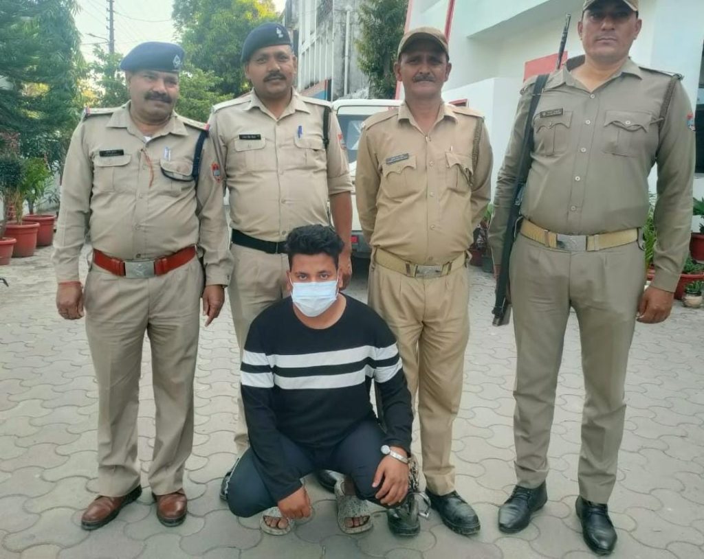 फरार अभियुक्त गौरव नेगी उर्फ अक्कू ठाकुर को कोतवाली हल्द्वानी पुलिस टीम ने तमन्चे के साथ किया गिरफ्तार
