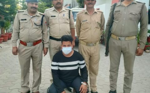 फरार अभियुक्त गौरव नेगी उर्फ अक्कू ठाकुर को कोतवाली हल्द्वानी पुलिस टीम ने तमन्चे के साथ किया गिरफ्तार