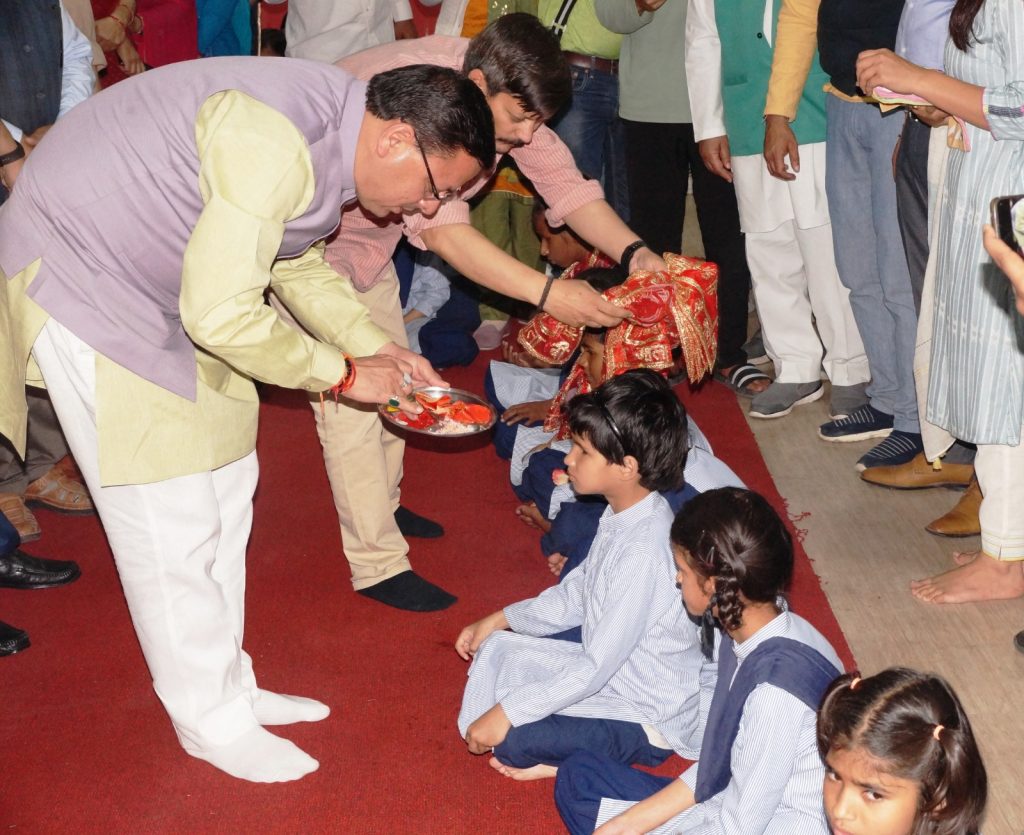 मुख्यमंत्री पुष्कर सिंह धामी ने दुर्गा अष्टमी के मौके पर गौलापार नैब स्कूल में कन्या पूजन कर बच्चों को उपहार दिये।