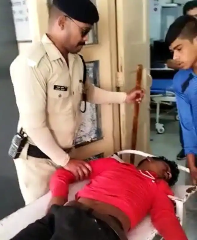ट्रैफिक पुलिस में तैनात आकाश कुमार ने मानवता की मिसाल पेश युवक की बचाई जान