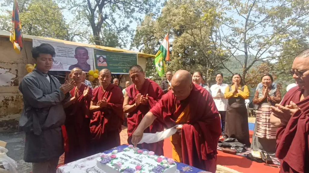 ग्यारहवें धर्मगुरु पंचेन लामा का 34 वां जन्मदिन तिब्बती महिला संघ द्वारा सुख निवास बौद्ध मंदिर में धूमधाम से मनाया गया