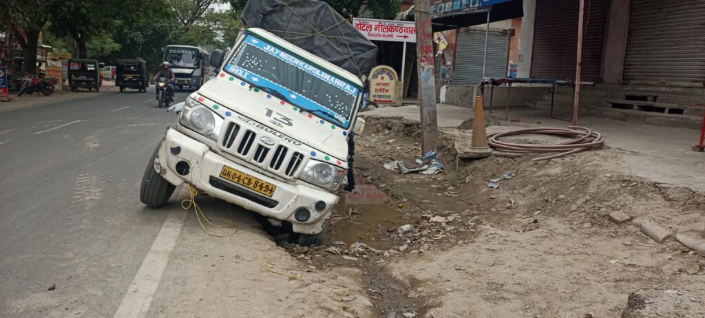 गैस पाइपलाइन बिछाने वाली कंपनी एचपीसीएल ने खोदी सड़क हुआ हादसा>VIDEO