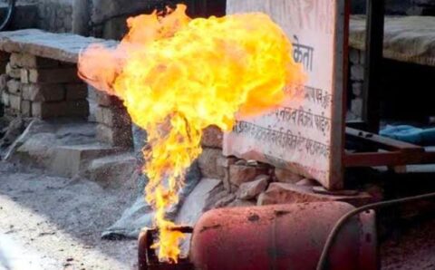 घर मे लगी आग तीन लोग झूलसे एक की हालत गंभीर सिटी मजिस्ट्रेट ऋचा सिंह घायलों का हाल जानने पहुंची