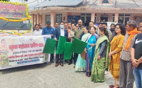 केंद्र व राज्य सरकार द्वारा किसानों हेतू चलाई जा रही सरकार की विभिन्न कृषि योजनाओं के 3 कृषक रथों को हरी झंडी दिखाकर जनपद के सभी 24 न्याय पंचायतों के लिए किया रवाना