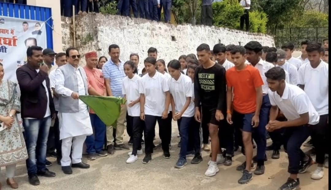 खेल प्रतियोगिता के अंतर्गत मैराथन दौड़ को नैनीताल उधम सिंह नगर संसदीय क्षेत्र से सांसद अजय भट्ट ने हरी झंडी दिखाकर शुभारंभ किया
