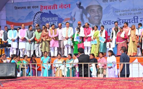 मुख्यमंत्री पुष्कर सिंह धामी स्व0 हेमवती नंदन बहुगुणा जी को श्रद्धा सुमन अर्पित कर श्रद्धांजलि देते हुए उपस्थित लोगों को संबोधित किया