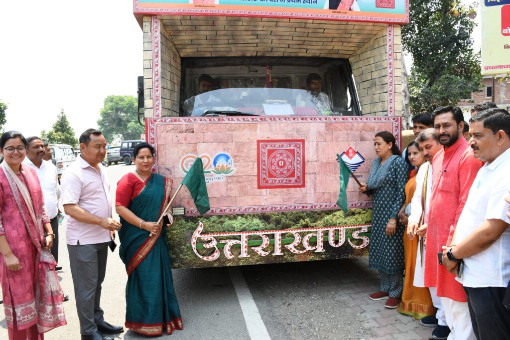 उत्तराखण्ड राज्य की झांकी ‘मानसखण्ड’ को जनपद के मुख्य स्थानों पर प्रदर्शन हेतु फलैग ऑफ किया